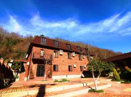 ДжаНат Отель, отель в Сухуме