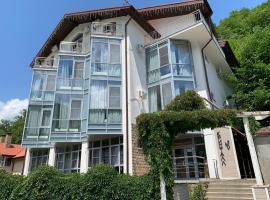 Отель Кристалл, отель в Эстосадке, рядом находится Горнолыжный подъемник Газпром