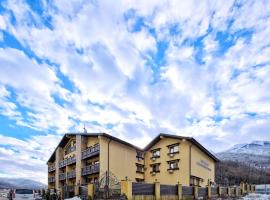 Альпийская сказка Плюс, отель в Эстосадке, рядом находится Горнолыжный подъемник Газпром