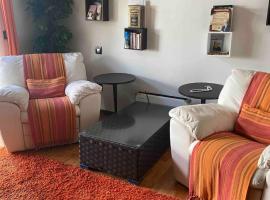 Superb duplex w/ pool & 1min sea!, дом для отпуска в Касабланке