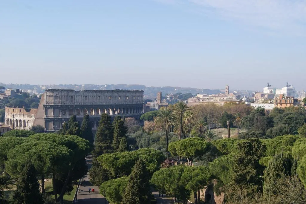 Tatusa al Colosseo, Roma, Italy
