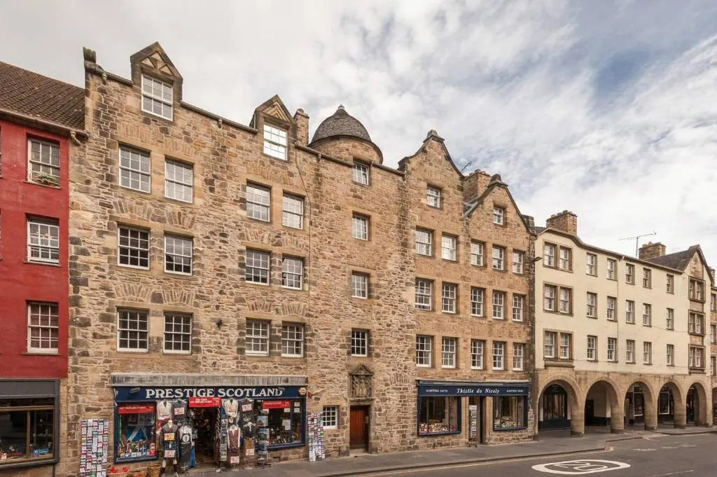 Royal Mile 2 Bedroom Apartment Next To The Castle, Edinburgh, United Kingdom