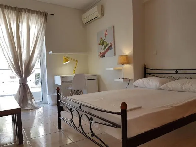 Errathens Zephyr Apartment - Athens Center, 3 BD, 1 BATH, Athens, Greece