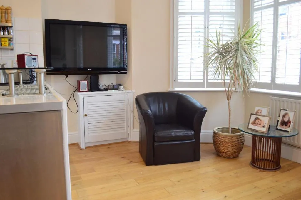 Fantastic Bright 1-Bedroom in West Kensington, Londra, Marea Britanie
