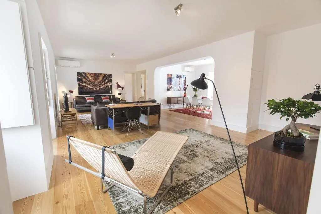 LovelyStay - Chic, Citrus Home - Private Garden and Parking, Amadora, Portugal