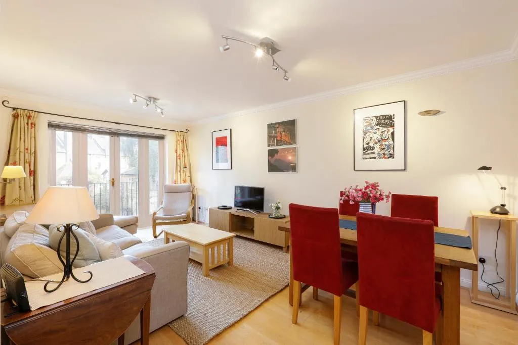 Calm 2BR apt with parking and patio, 15mins to London Eye, London, United Kingdom