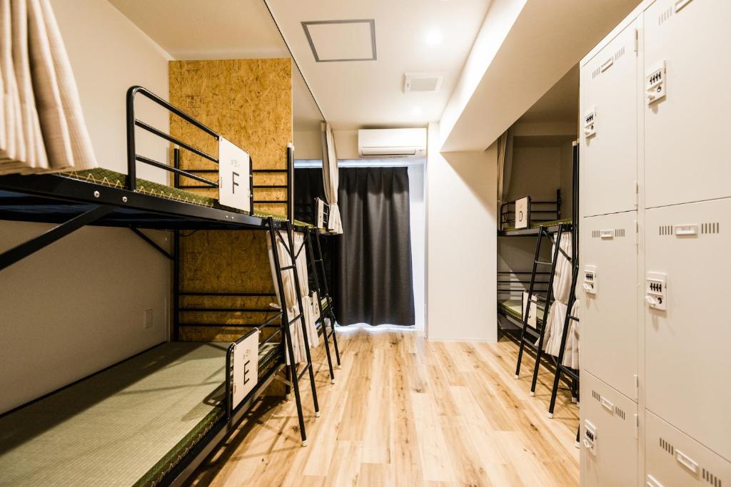 Nói chung ở dorm ở Osaka khá yên tâm- sạch, thoải mái, dùng nhà vệ sinh mà thấy hơn cái nhà vệ sinh bên mình ^^