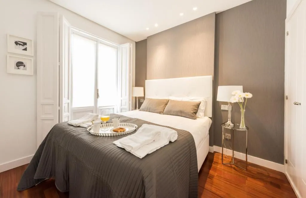 Santa Ana Plaza by Madflats Collection, Madrid, Spania