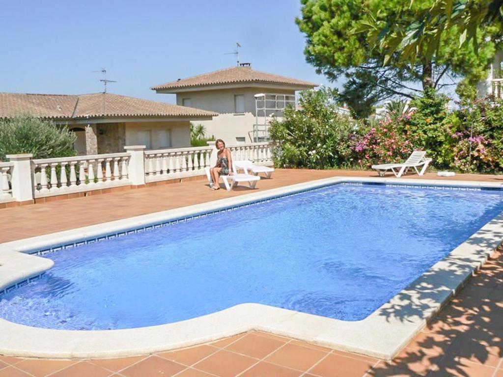 Spacious Holiday Home in L'Escala with Swimming Pool 5