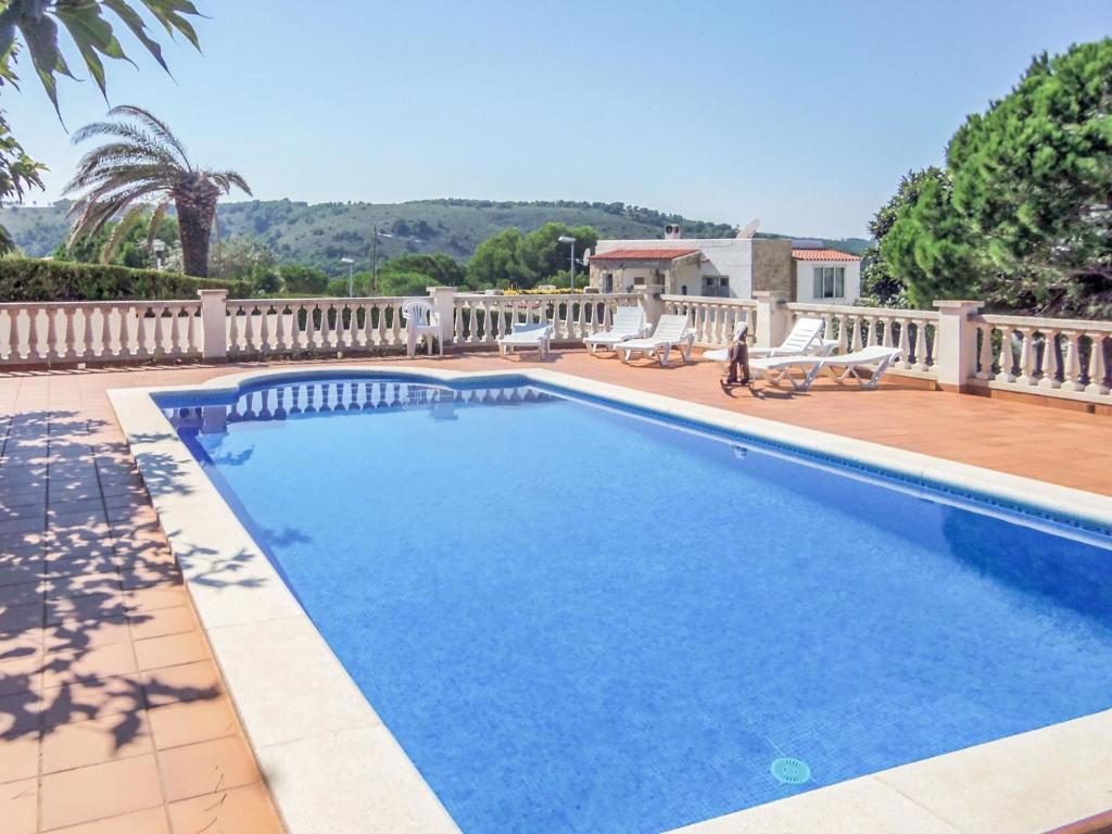 Spacious Holiday Home in L'Escala with Swimming Pool 4