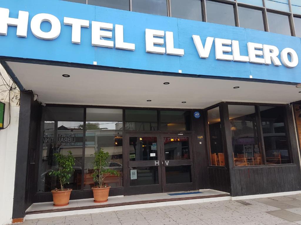 un cartel del hotel el valero en la parte delantera de un edificio del Hotel El Velero de Villa Gesell