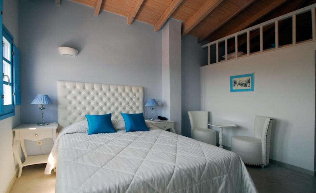 Family Room – Split Level with Balcony and Sea View