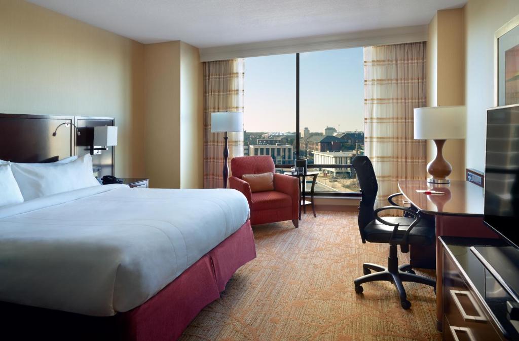 Một phòng tại Khách sạn Bình thường và Trung tâm Hội nghị Marriott Bloomington.