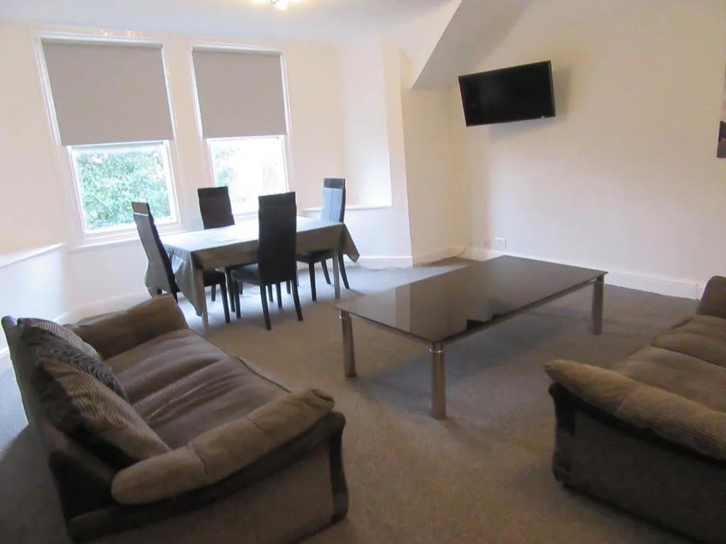 No 9 AT IVANHOE - LARGE 2 BED NEAR SEFTON PARK AND LARK LANE, Bayberry (NY), United Kingdom