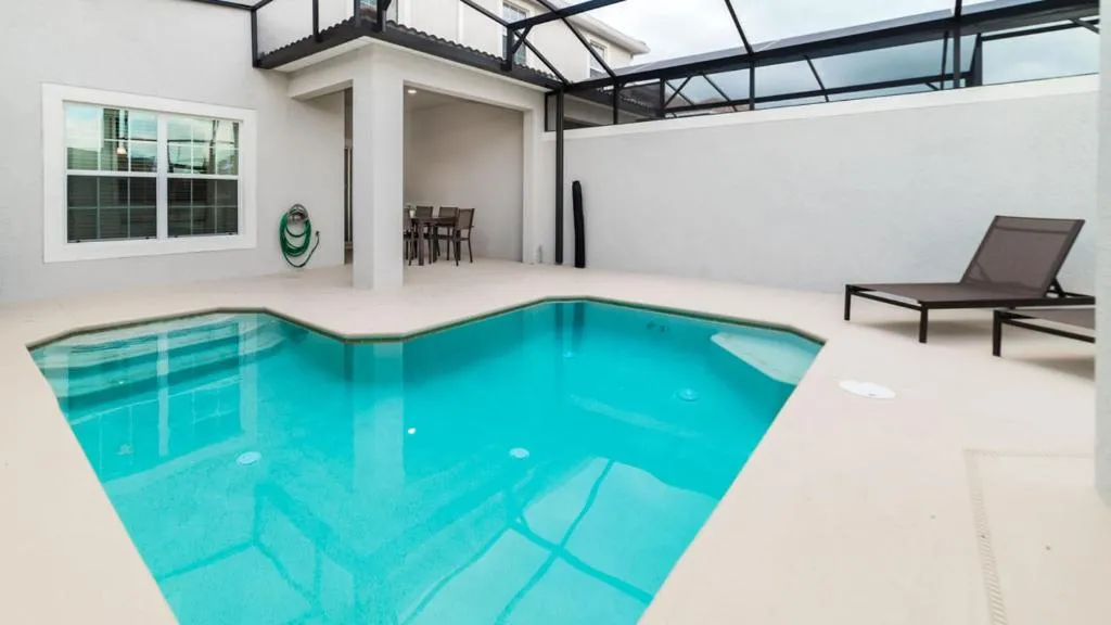 Moon Villa 1582, Davenport, United States