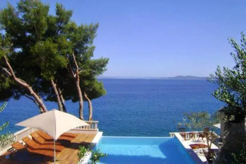 Seaside house with a swimming pool Mavarstica, Ciovo - 1076, Trogir, Croaţia