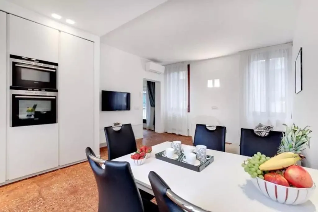 CA' GIORGIA VENICE APARTMENT WITH BALCONY, Veneția, Italia
