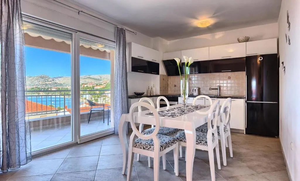 Family friendly apartments with a swimming pool Okrug Gornji, Ciovo - 12377, Trogir, Croaţia