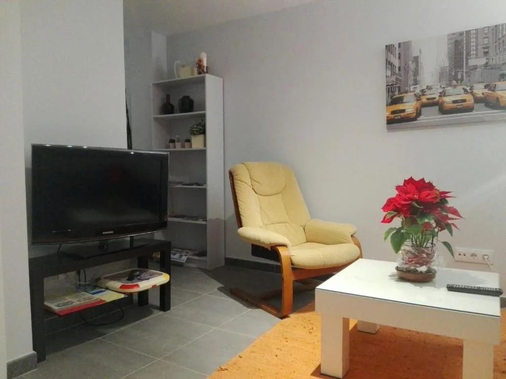 COZY APARTAMENT 10 MINUTES FROM THE HEART OF MADRID, Madrid, Spania