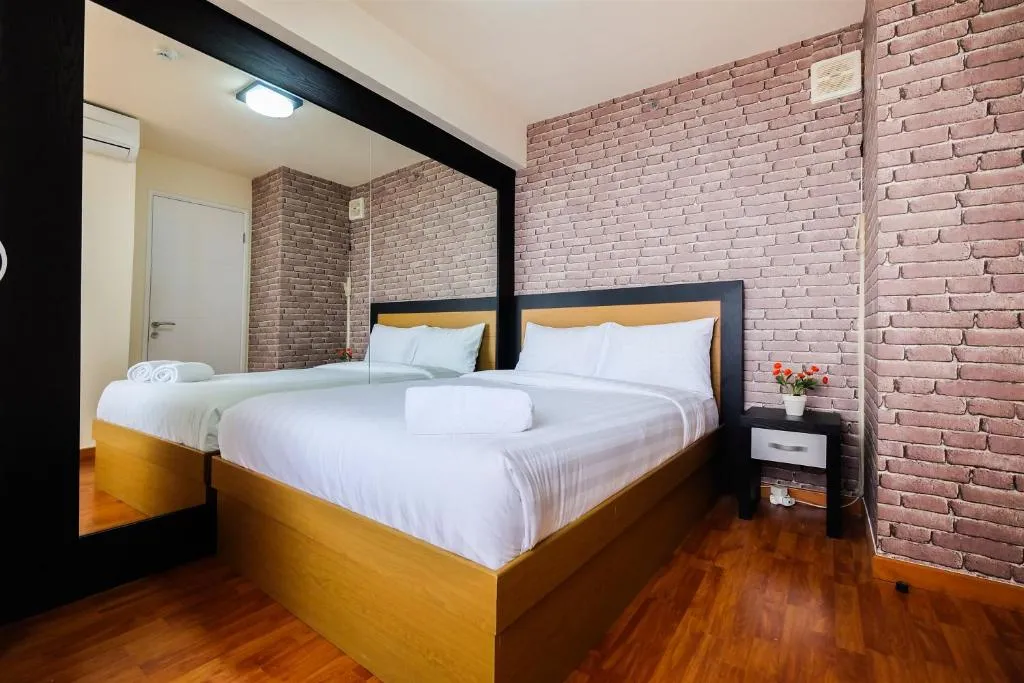 2 BR Bassura City Apartment with Warm Modern Interior Design By Travelio, Jakarta, Indonezia