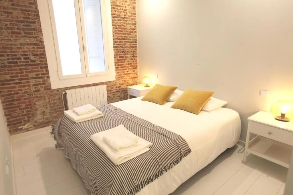 Central apartment with private patio, Madrid, Spania