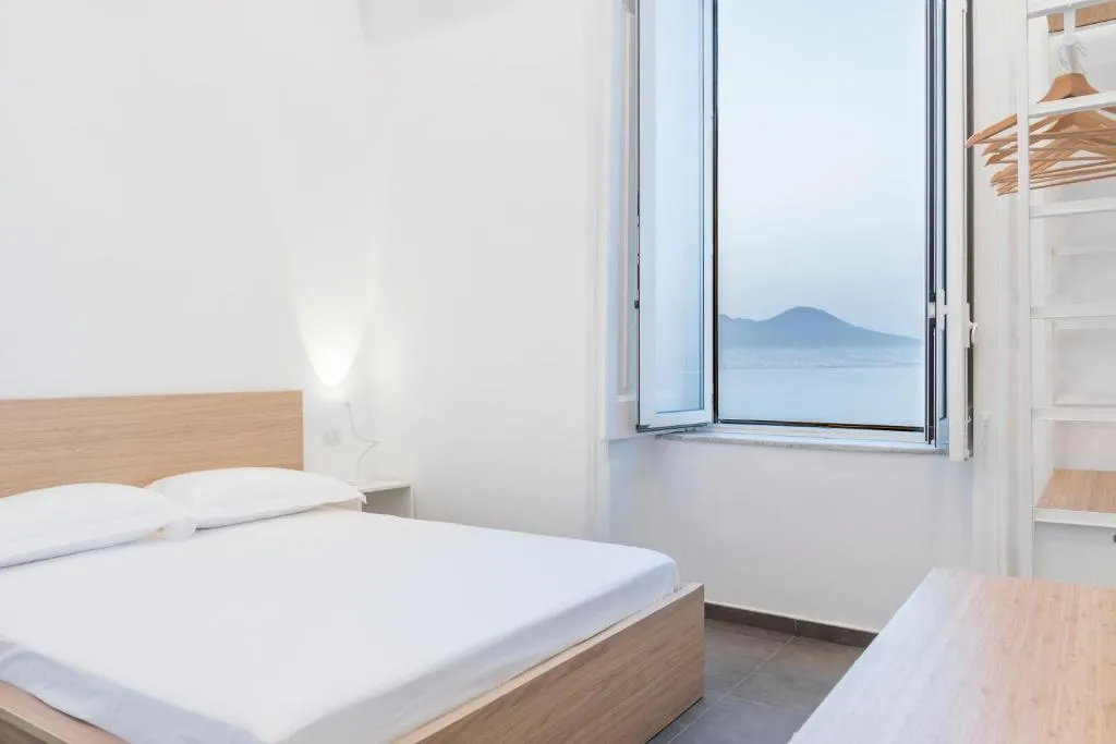 Lux, Napoli, Italia