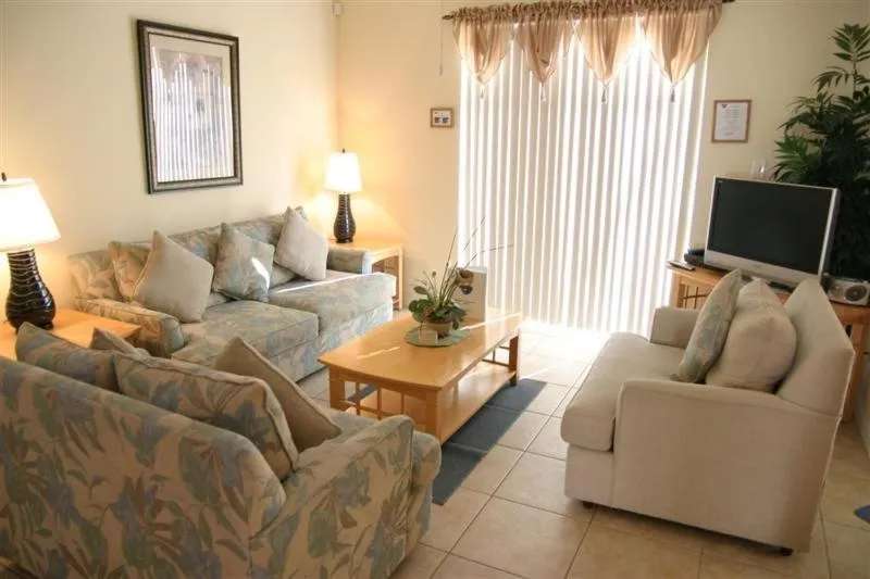 4 Bedroom 3.5 Bath Pool Home with Games Room, Davenport, United States