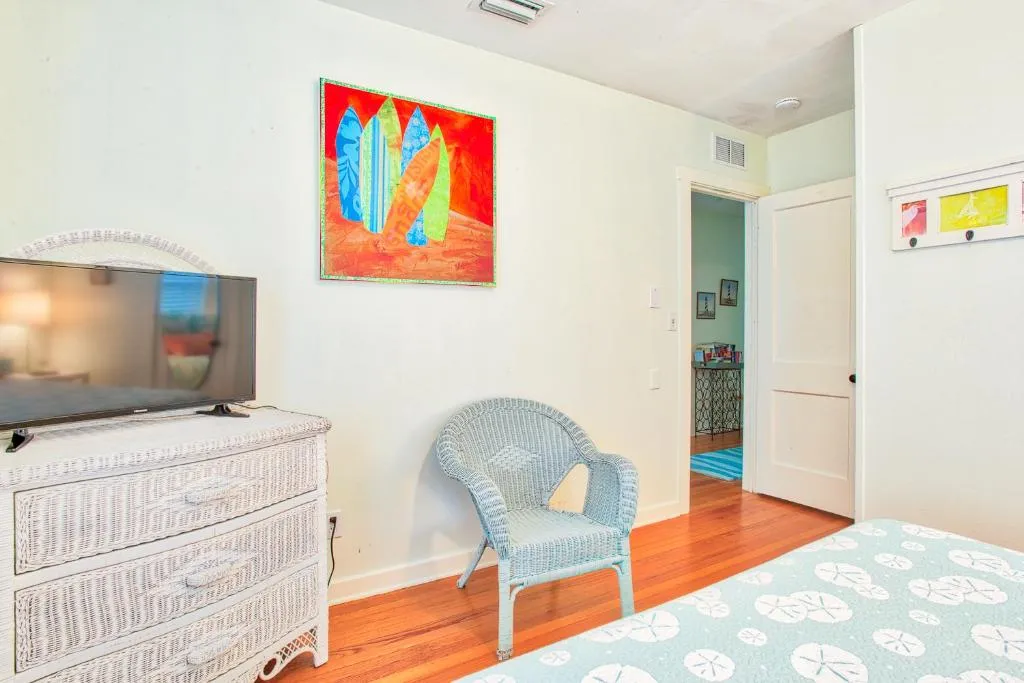 2 Bedroom - Summer Cottage - Tyn & Marty's Pets Yard Waterfront Dist, Kudrovo, United States