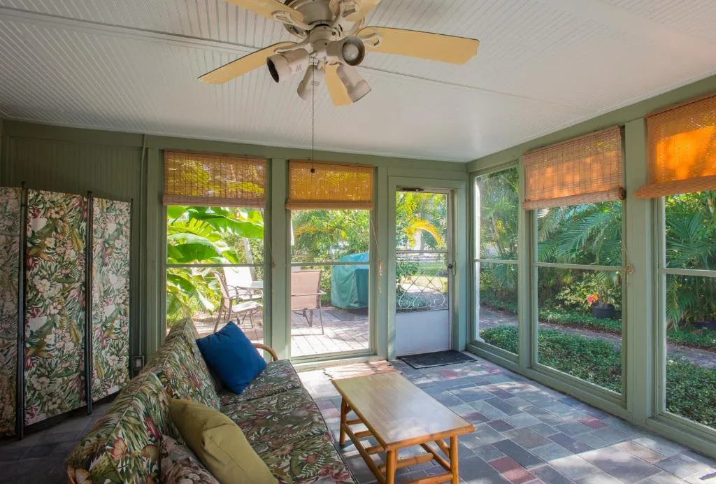 Studio - Fish Camp Pets Screened Porch Waterfront District, Kudrovo, United States