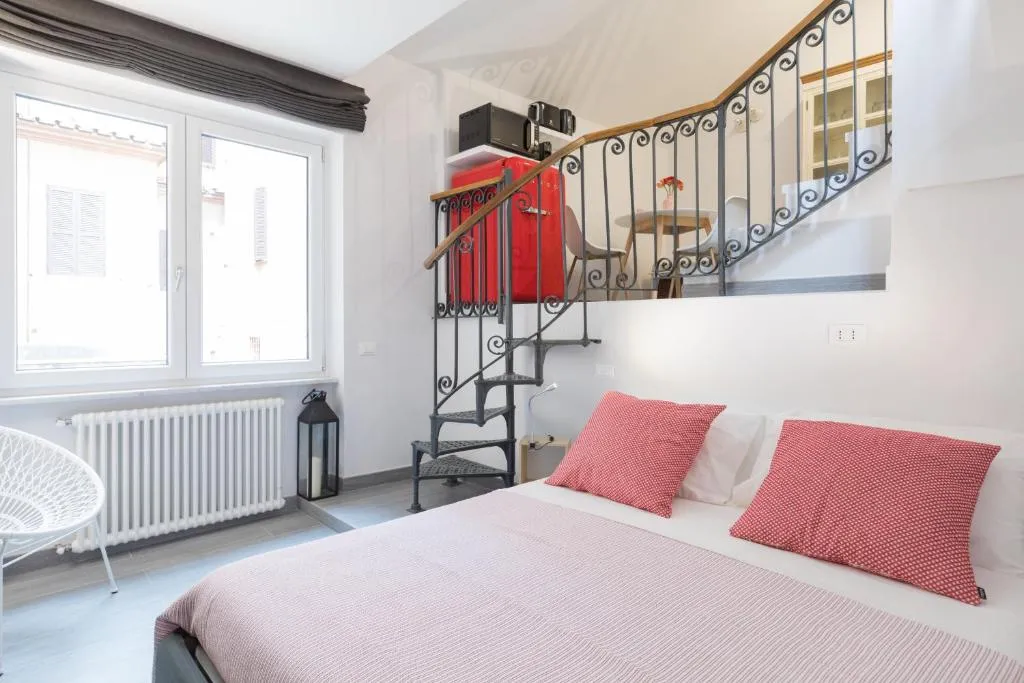 Quiet pied a terre with terrace in Borgo Pio, Roma, Italia