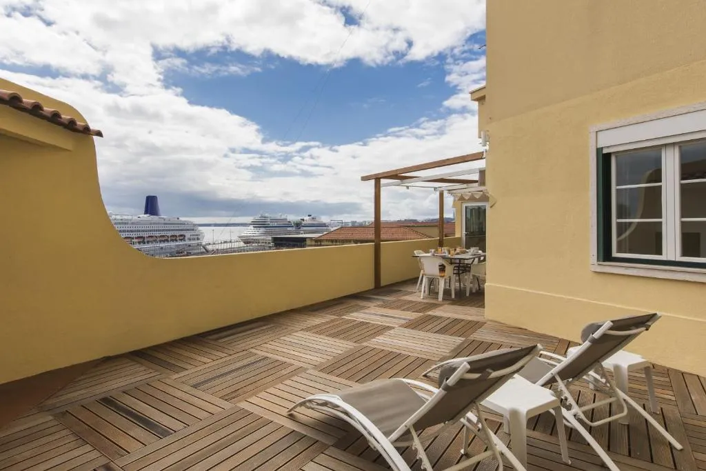 Spectacular terrace view of Tagus, Lisabona, Portugalia
