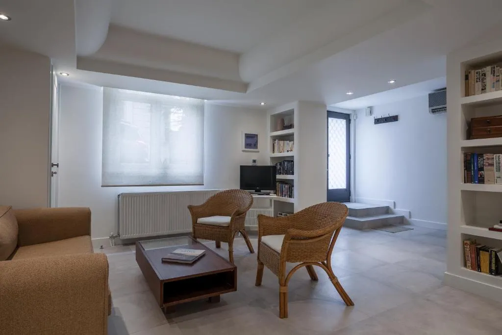 Right under the Acropolis, Atena, Grecia