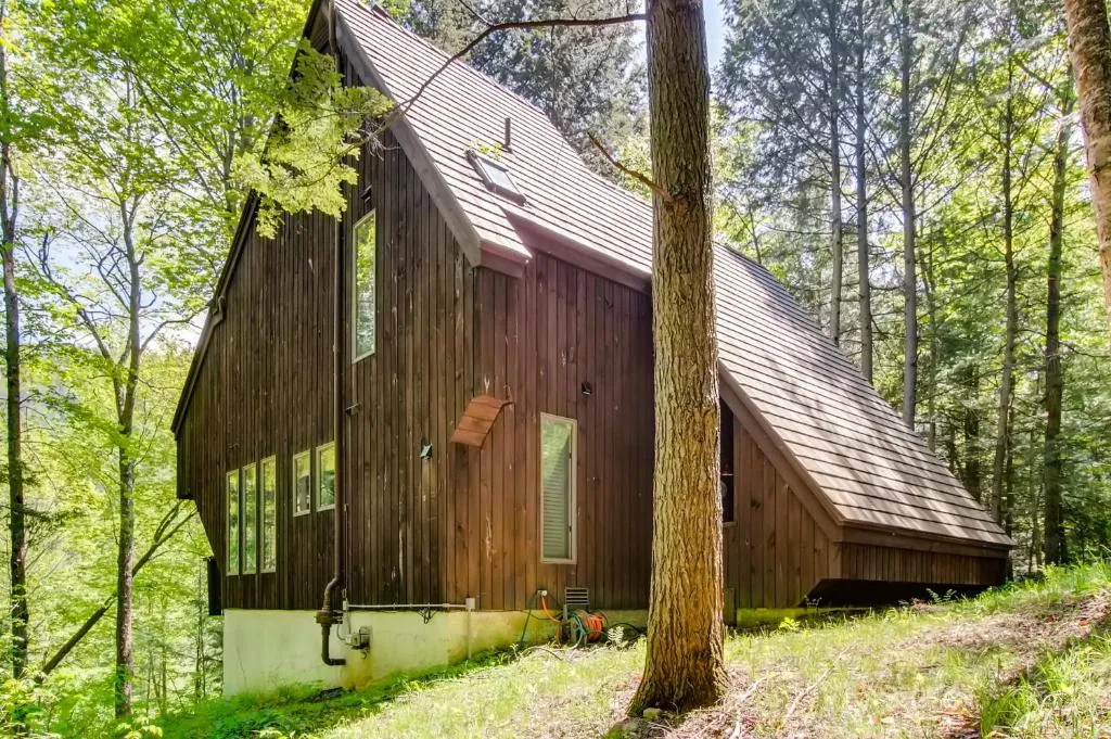 The Antler House an upscale private home located minutes from Amherst Lake, Plymouth, United States
