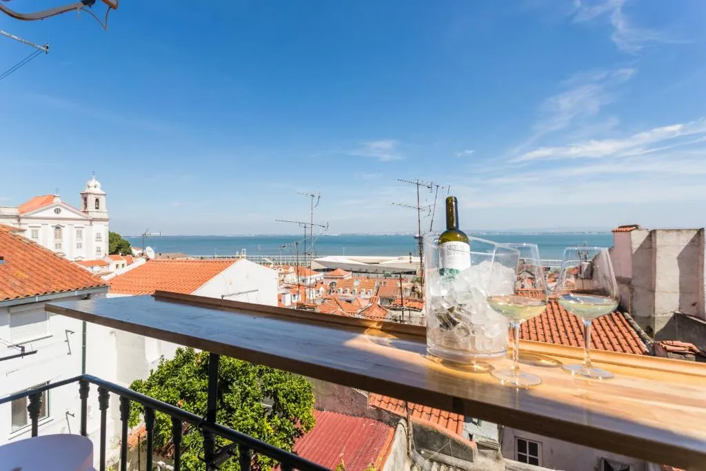 Alfama Vintage Studio Apartment w/ RiverView - by LU Holidays, Amadora, Portugal