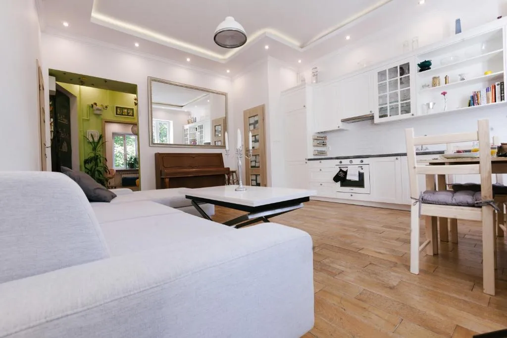 Warsaw Concierge Traveller's Nest Wspólna, Warsaw, Poland