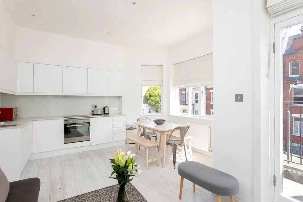 Stunning 2BR Home in West Kensington w/Balcony, London, United Kingdom