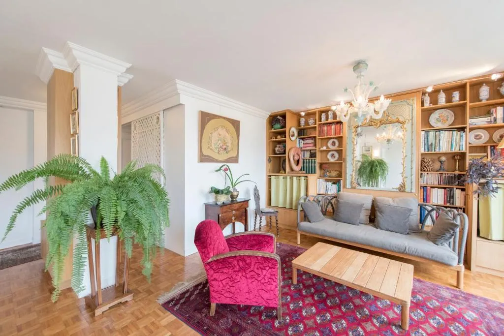 Veeve - Apartment near Pont de Grenelle, Paris, France