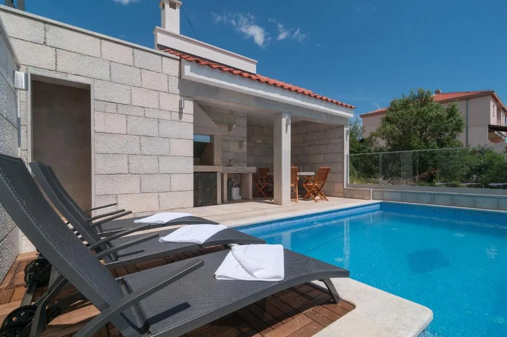 Beautiful apartment with private pool, Centola, Croatia
