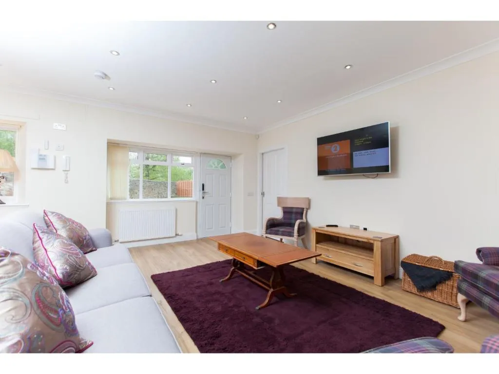 Historic Stone Built 4BR Cottage for 8 W/Parking, Edinburgh, United Kingdom