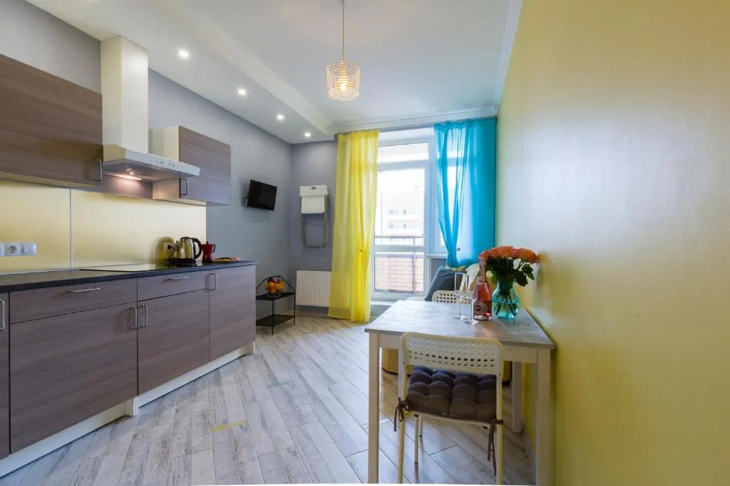 Yellow Apartment on Vernosti, Kudrovo, Russia