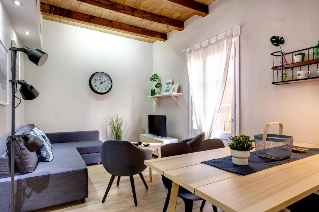 Renovated & Classic 3-Bedroom Sagrada Familia Apt., Barcelona, Spania