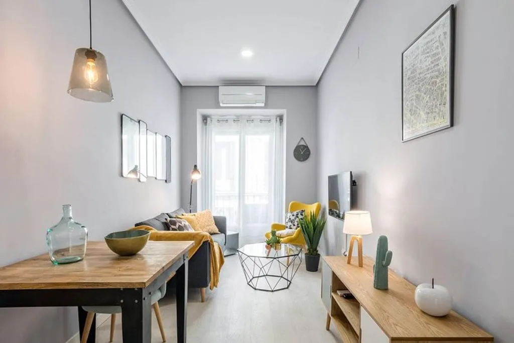 Flaring New Apartment next to Gran Via by Batuecas, Madrid, Spania
