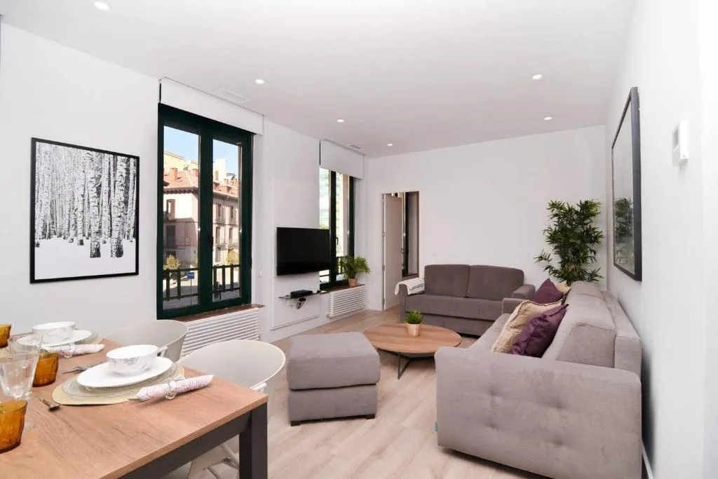 Five Windows to La Latina by Batuecas, Madrid, Spania