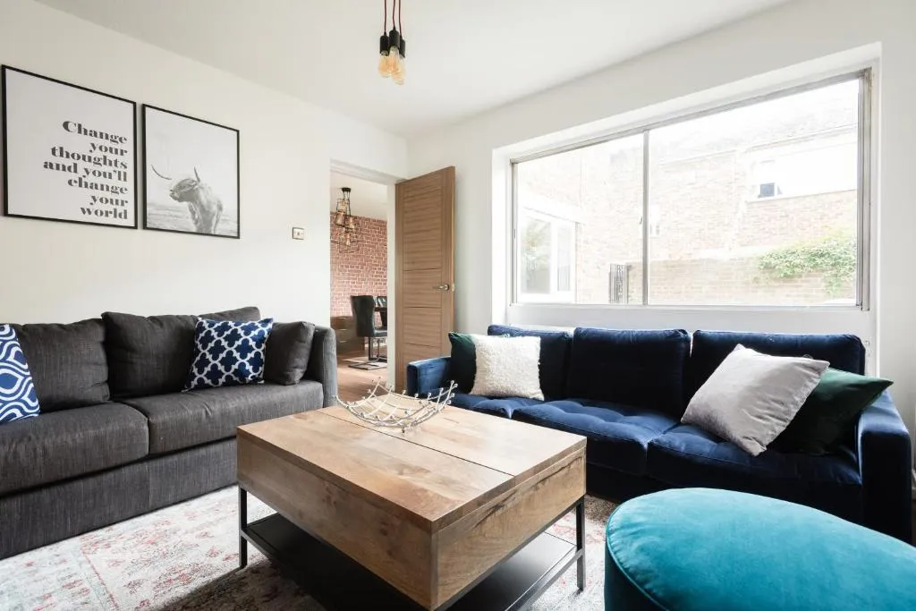 The Century Chalet - Contemporary 2BDR Townhouse with Parking, College Corner, United Kingdom