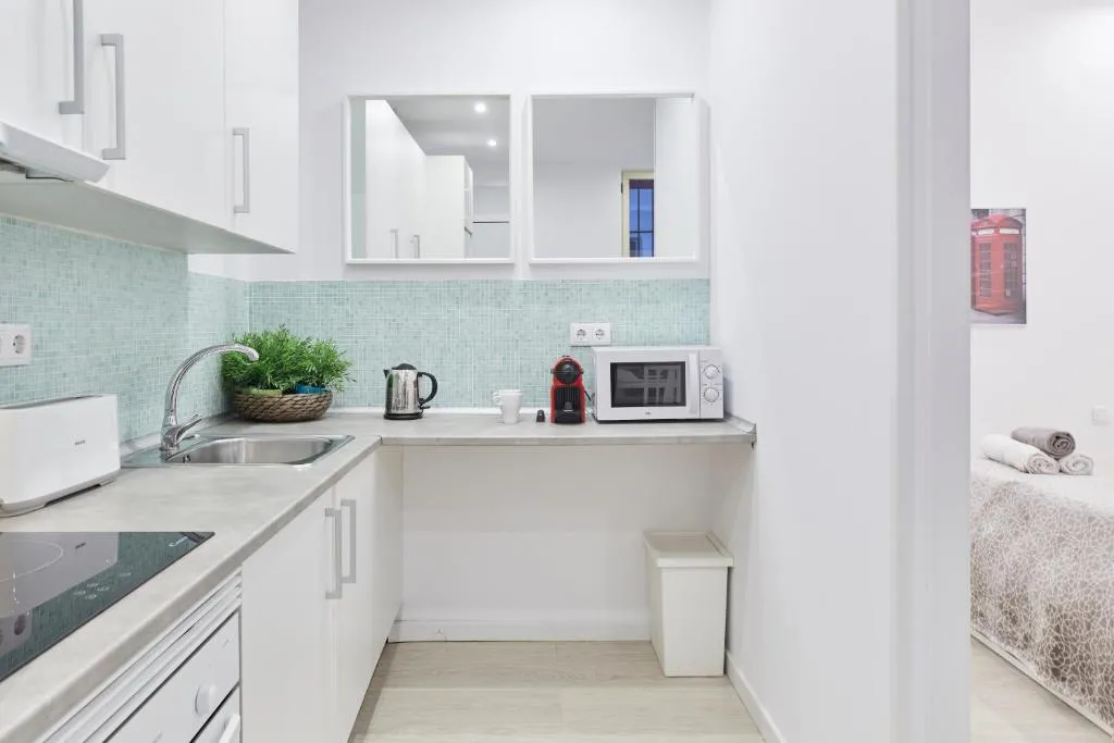 LEEWAYS APARTMENT in DIVINO PASTOR, Madrid, Spania