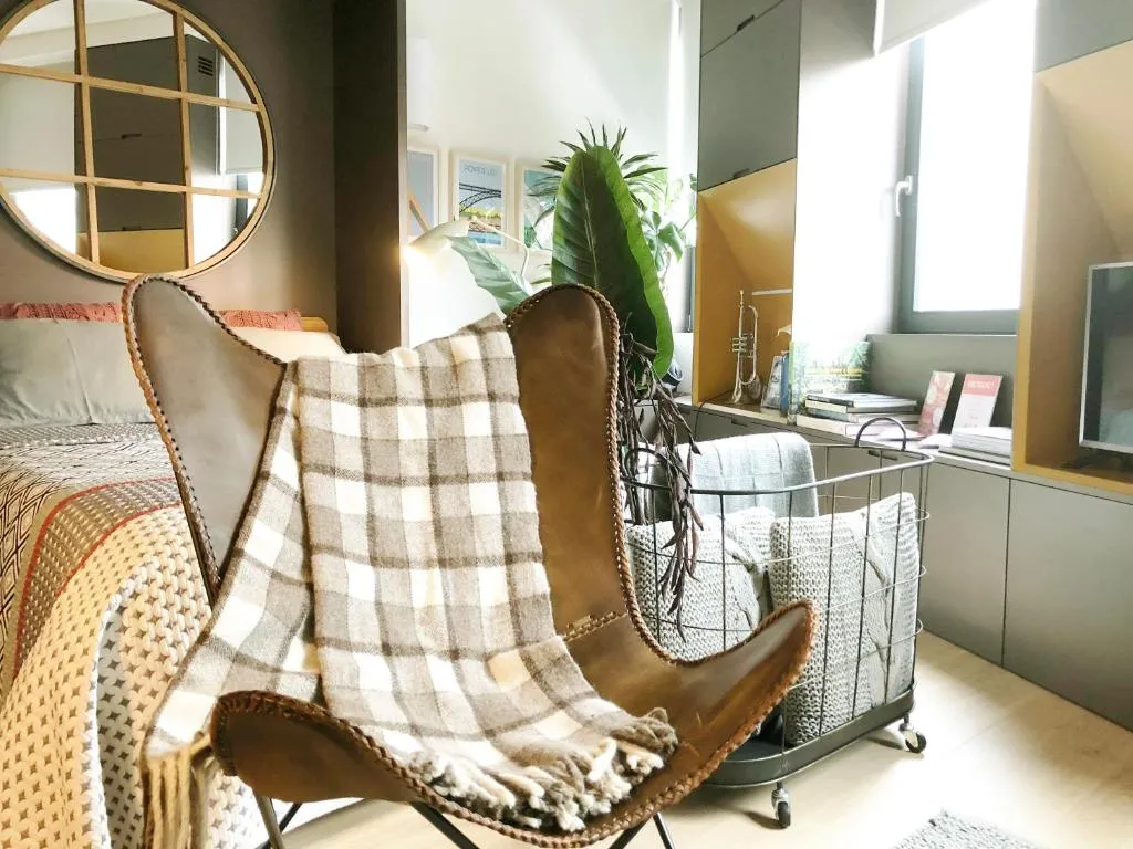 HOMEinTOWN Camoes - Downtown Elegant Studio AC & WIFI, Porto, Portugal