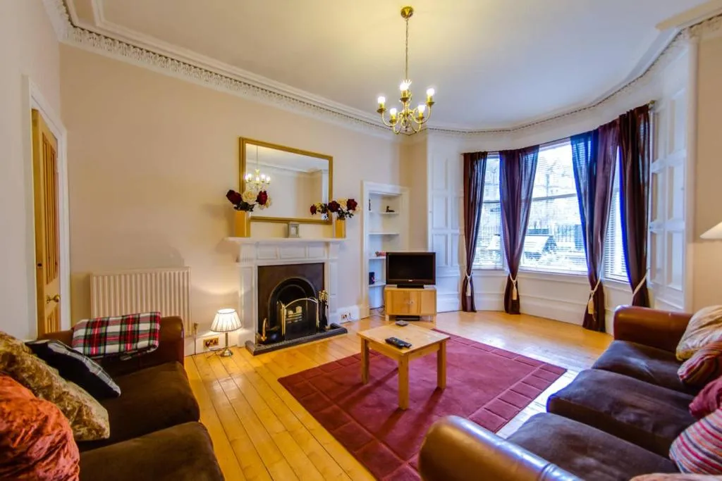 Spacious 3BR Apt moments from the Meadows & Old Town, Edinburgh, Marea Britanie