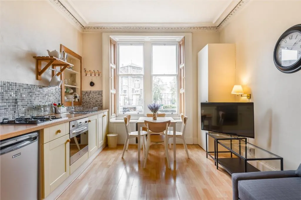 Spacious & Unique city central 1 bed with WiFi, Edinburgh, United Kingdom