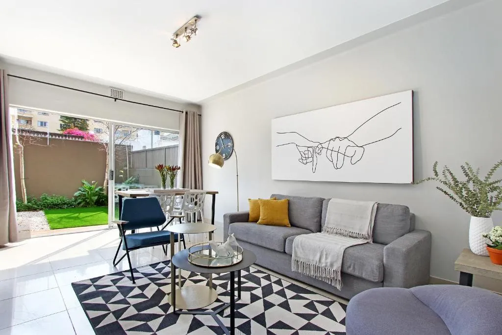 Perfectly Located Modern Apartment with garden, Cape Town, South Africa