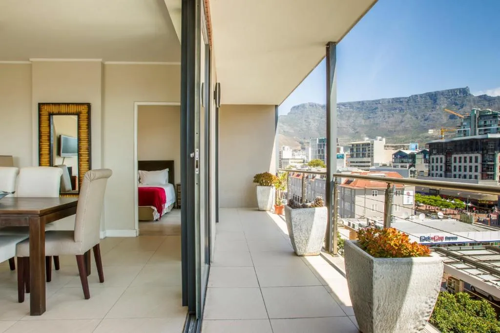 Cape Life - Harbour View @ The Rockwell, Cape Town, Africa de Sud